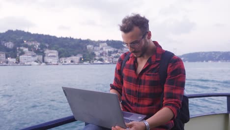 Mann-Arbeitet-Am-Laptop-Auf-Der-Fähre.-Glücklich-Und-Zufrieden.