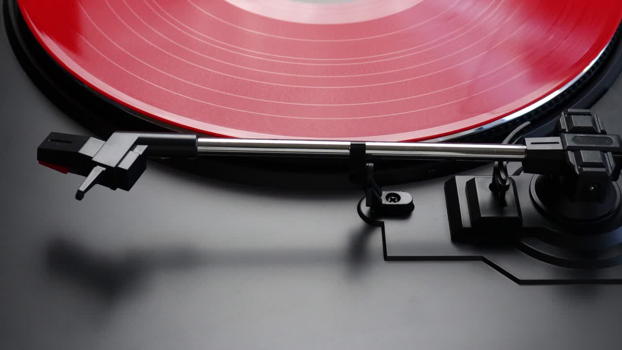 은 비닐 레코드를 턴테이블에 놓고 은 lp를 회전시키는 과정 - 그래모폰에서 듣기 위해 앨범을 준비하는 과정