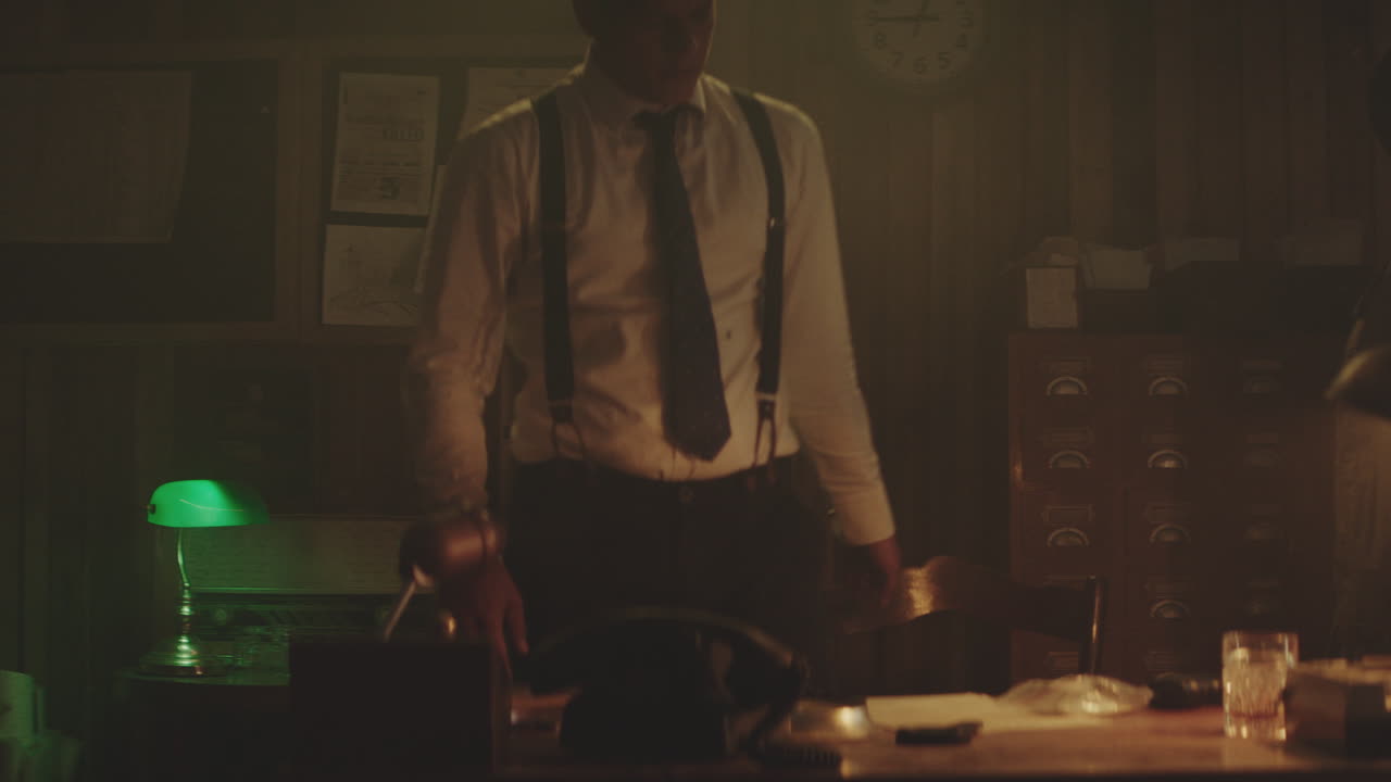 escena de la oficina de un detective antiguo