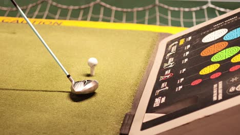 acción de putt de golf en un mini campo