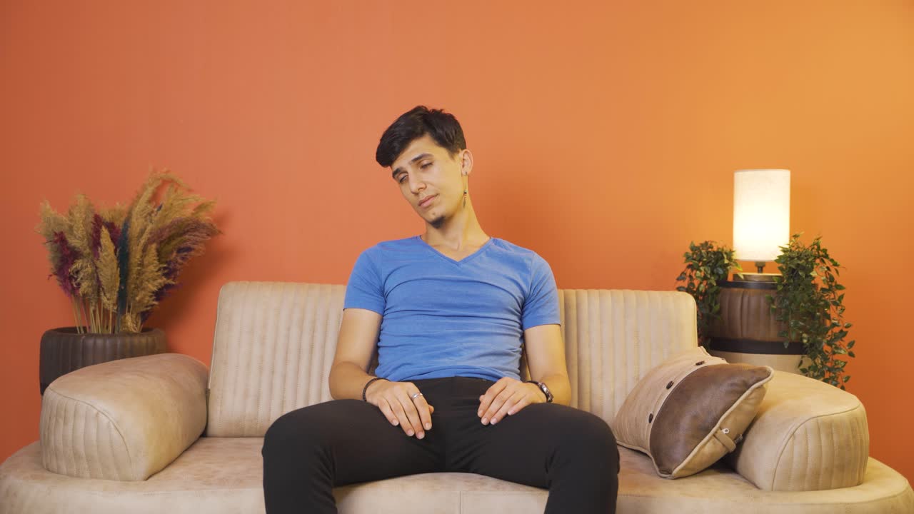 피곤해 보이는 남자.