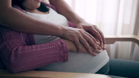 la pareja embarazada siente amor y se relaja en casa.