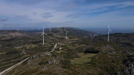 vista aérea de un campo de turbinas eólicas en portugal