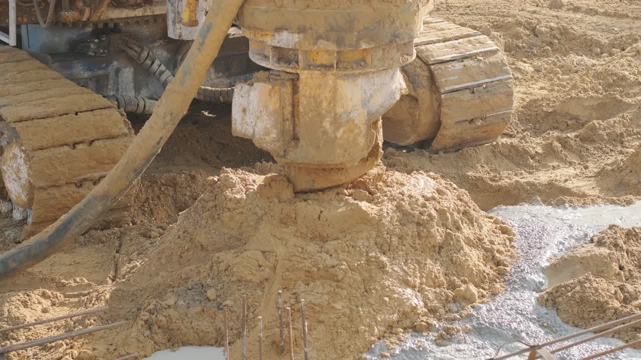 지상에 기둥을 설치하는 장비, 기둥을 운전하는 무거운 기계, 기초 건물을 놓는 작업, 공중에서 볼 수 있는 높이, 건설 현장, 굴착 기둥 기초.