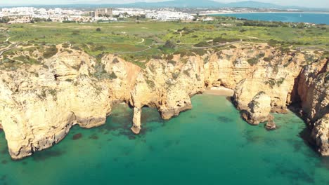 Acantilados-Costeros-A-Lo-Largo-Del-Océano-Atlántico-Turquesa