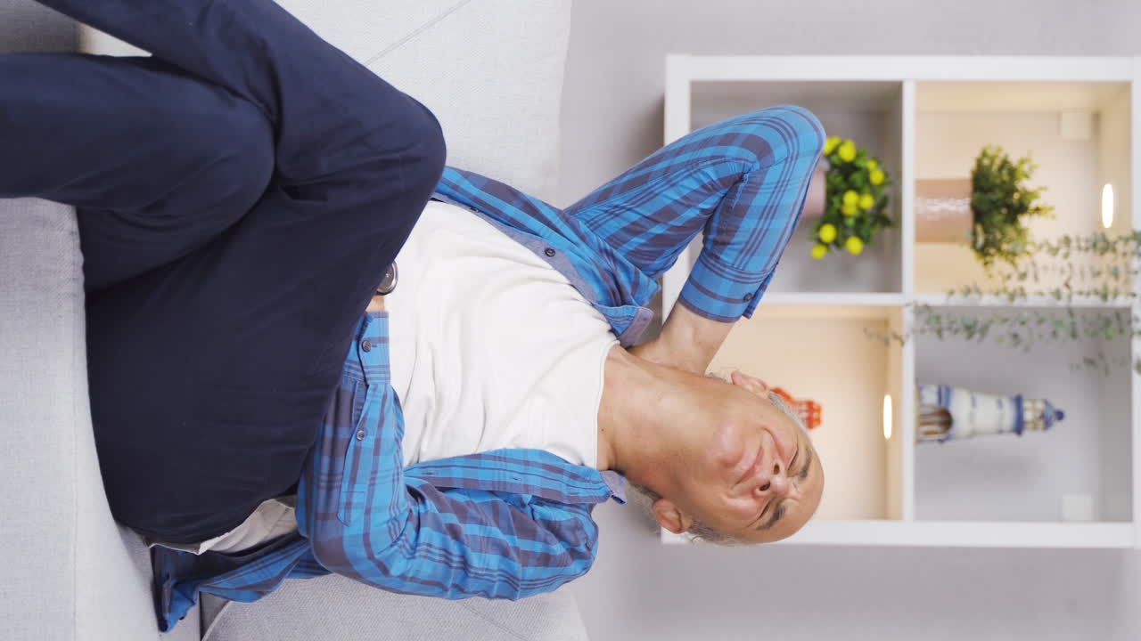 Vertical video of Old man with a sore neck.