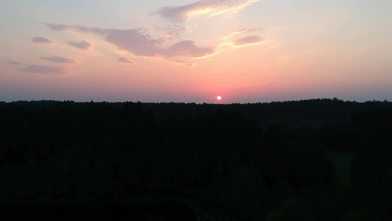 puesta de sol en el bosque filmada desde un dron