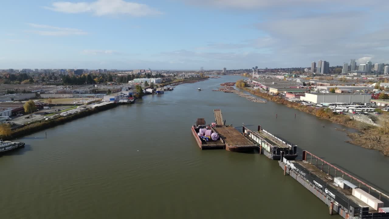 Marinefartøjer lagt til kaj over Fraser River nær Delta-Tilbury Island i Canada. Luftfoto