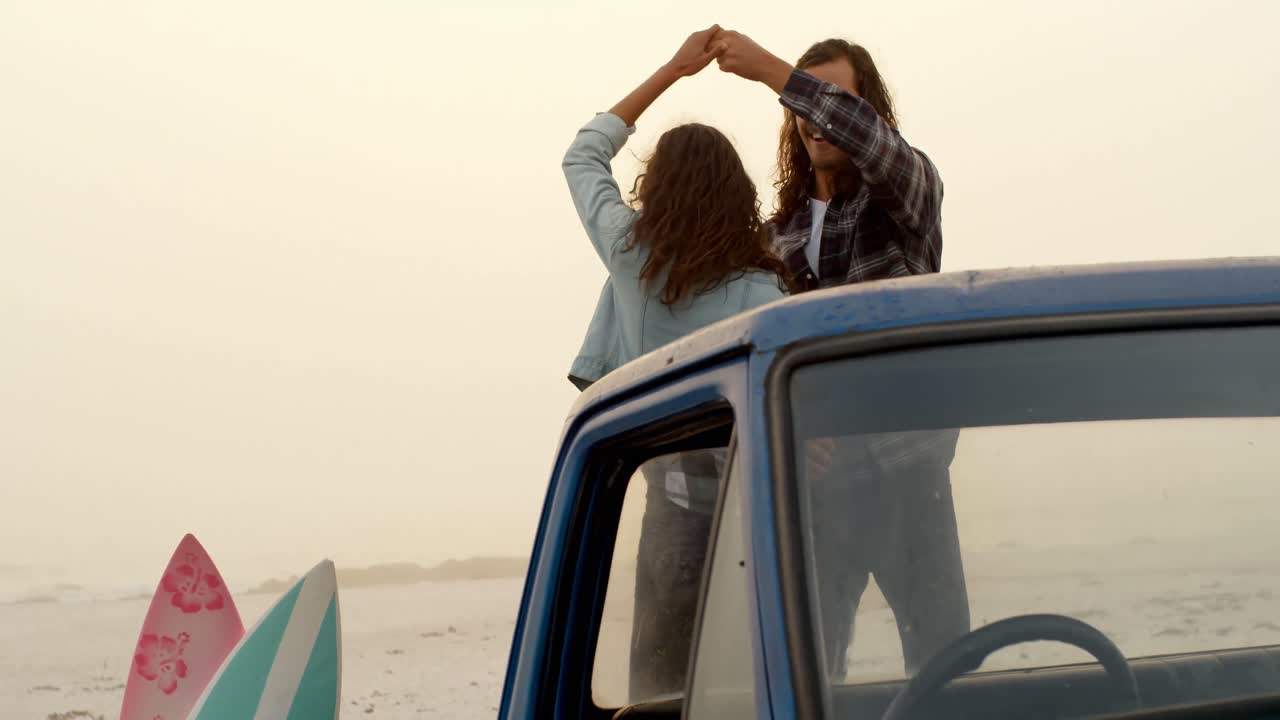 pareja bailando juntos en el coche 4k
