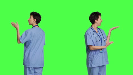 asistente médico señalando algo a un lado y haciendo un comercial en la web