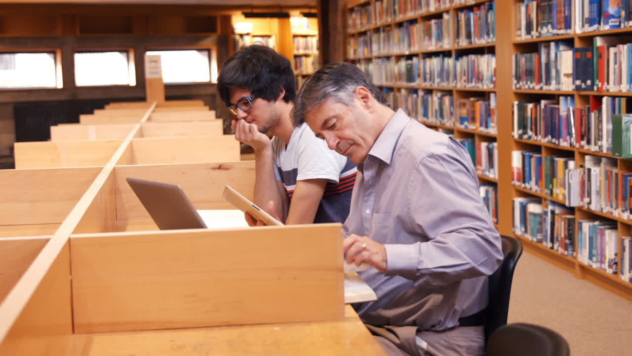 estudiante usando una computadora portátil en la biblioteca