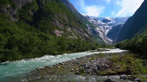 la hermosa naturaleza noruega del glaciar kjenndalsbreen.