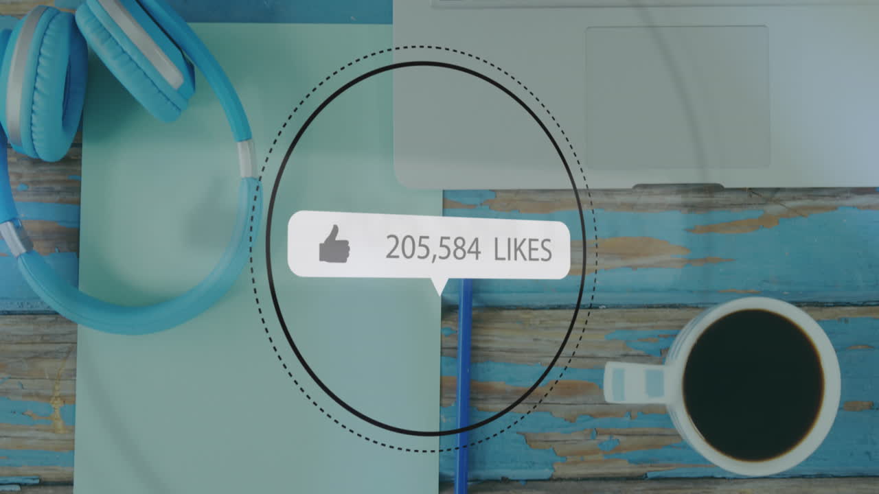 animación del procesamiento de datos de las redes sociales sobre el escritorio con papeles y café