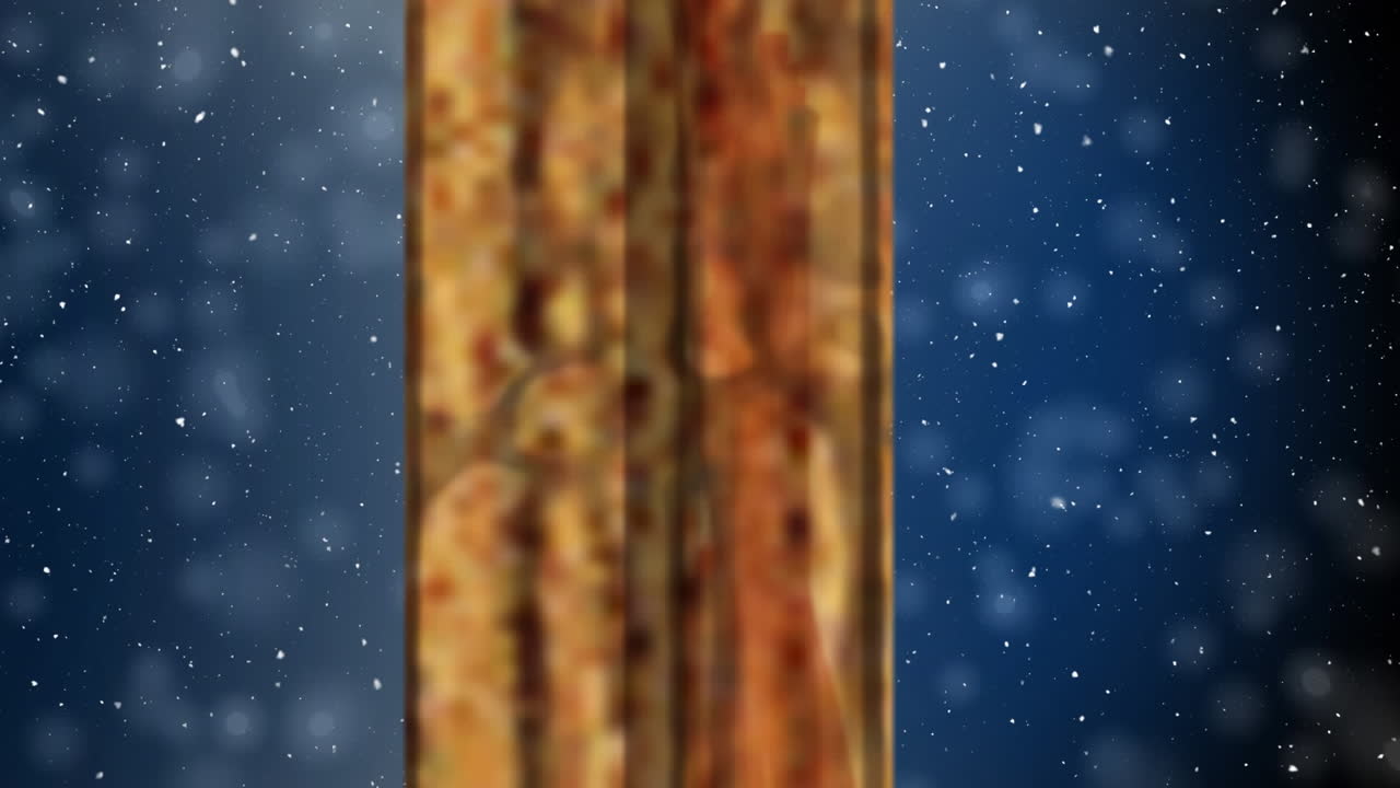 크리스마스 램프와 장식과 창문 프레임은 파란색 배경에 내리는 눈에 맞서