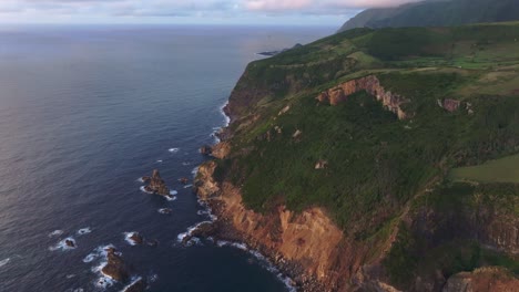 Vista-De-Pájaro-De-La-Costa-Accidentada-En-La-Isla-De-Azores-Durante-La-Puesta-De-Sol,-Aérea