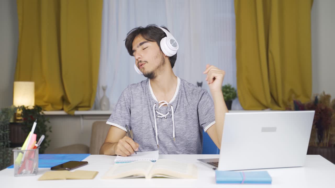 행복한 남학생 춤.