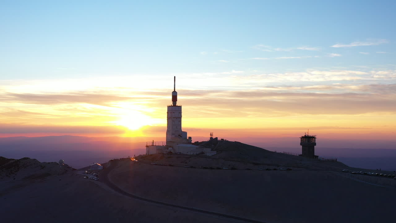mont ventoux increíble atardecer colorido con la llamarada del sol sobre la antena vaucluse