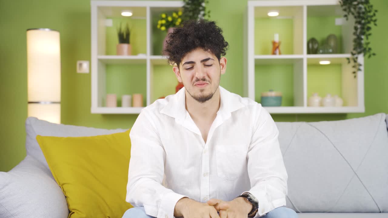 젊은이가 재채기를 하고 있어요.