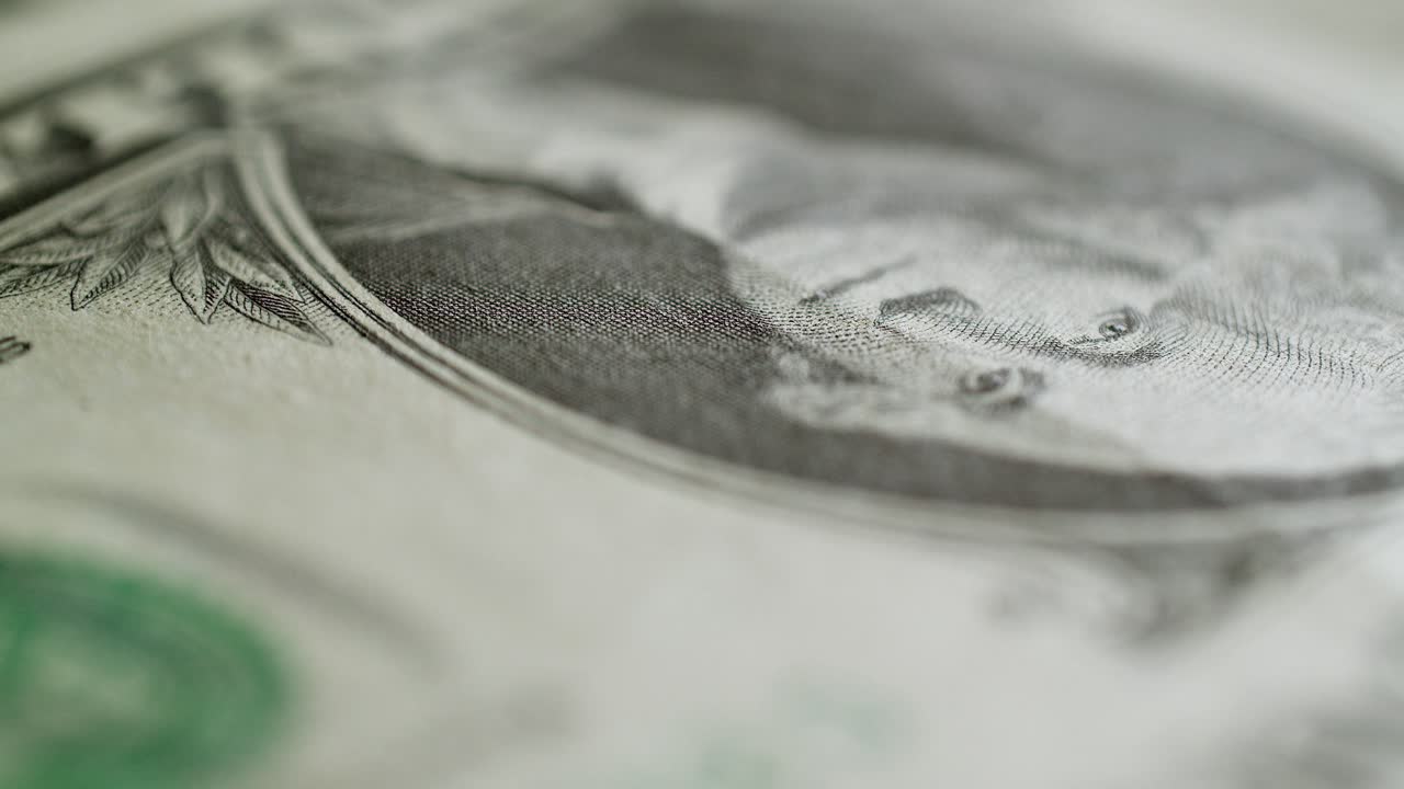 en un movimiento circular, un primer plano de un billete de un dólar de los estados unidos de américa