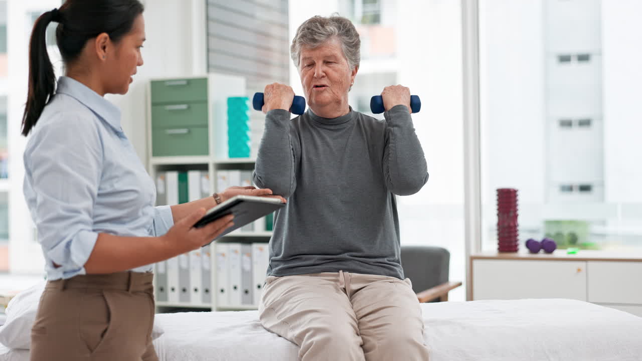 물리 치료, 덤벨을 가진 노인 환자