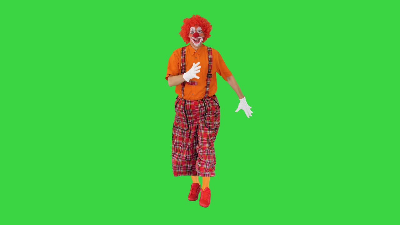 un payaso feliz con un traje rojo merodeando en una pantalla verde, llave de croma