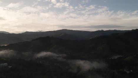 Sonnenaufgang-Zwischen-Wolken-Und-Bergen