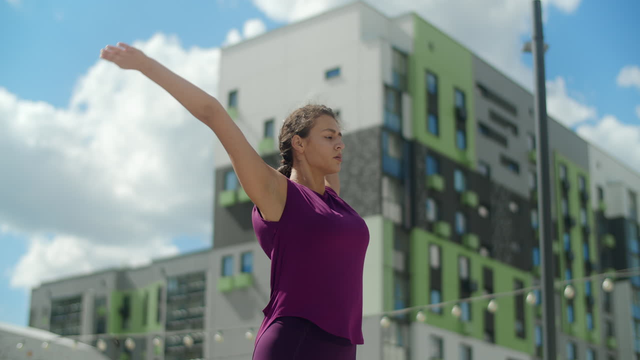 mujer estirándose al aire libre