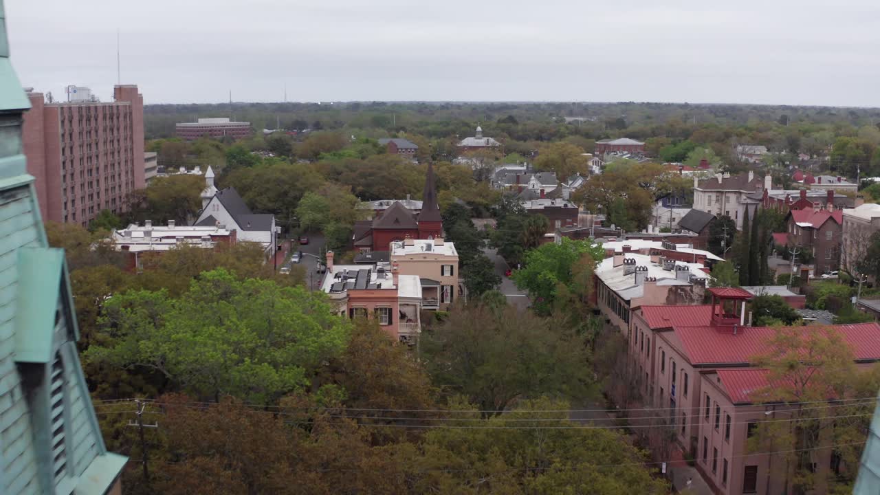 tomada aérea baja volando entre las torres del templo de la congregación mickve israel en el centro de savannah, georgia