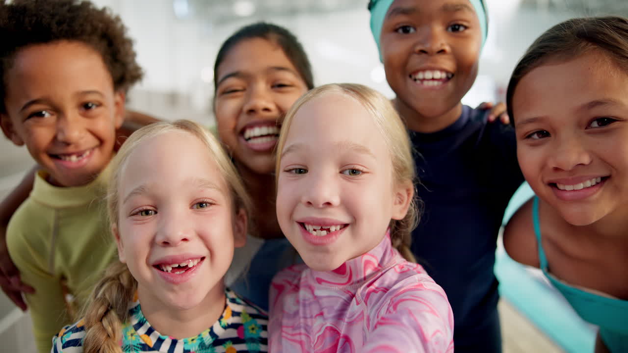 Grupo de crianças diversas sorrindo e se divertindo