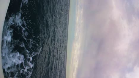 navegar en alta mar con un paisaje de nubes de mal humor por encima, vista vertical