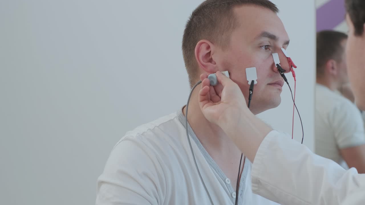 의료 센터에서 전기 근육 촬영을 사용하여 환자의 신경 검사를 수행합니다.