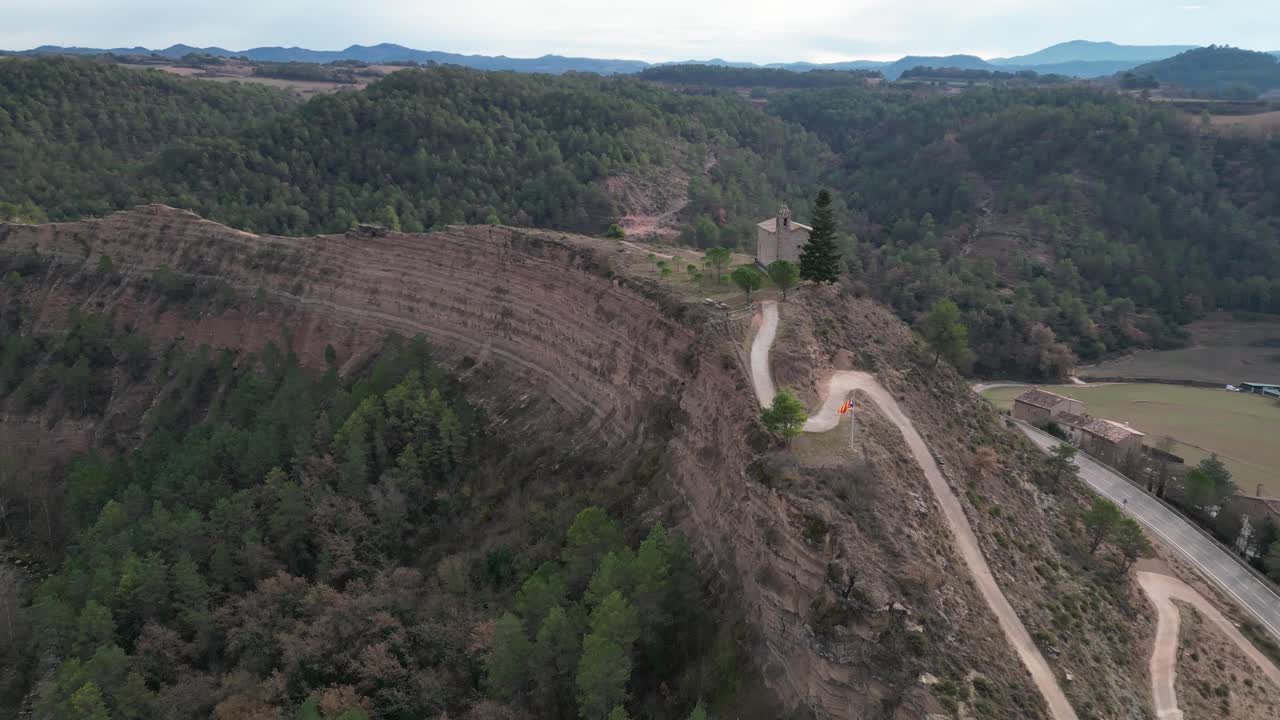 la ciudad antigua de oristas, barcelona, con carreteras sinuosas y colinas boscosas, vista aérea