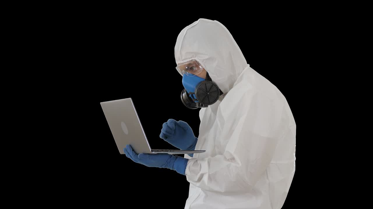 Medico in tuta protettiva che lavora al laptop e ottiene buoni risultati