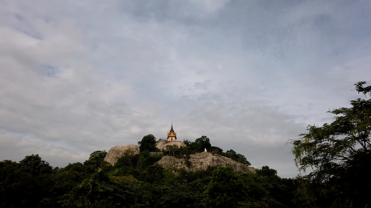 wat phra phutthachai es un destino turístico para extranjeros y ciudadanos tailandeses que buscan bendiciones