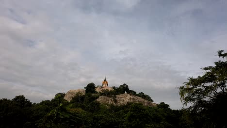 Wat-Phra-Phutthachai-Ist-Ein-Touristenziel-Für-Ausländer-Und-Thailändische-Staatsangehörige,-Die-Nach-Segnungen-Suchen