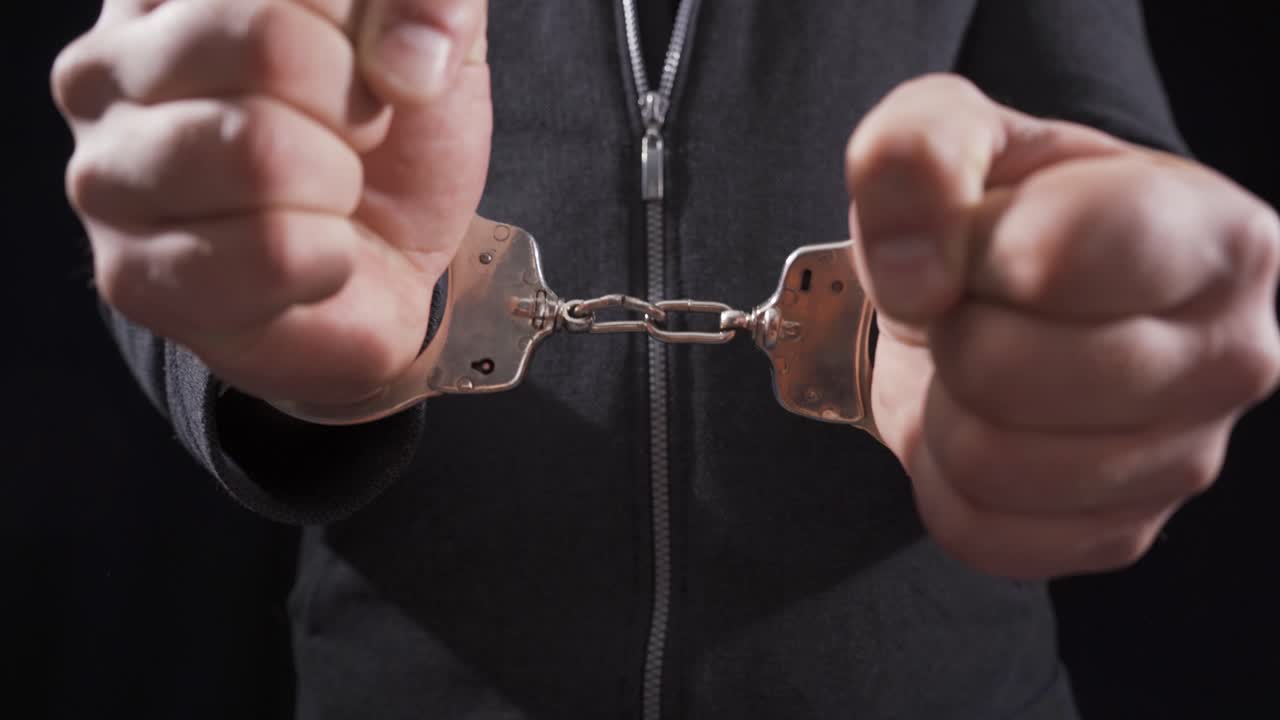 las abrazaderas, la restricción libre.