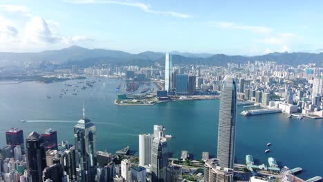 香港灣和天際線與摩天大景觀在一個美麗的晴天,空中景觀