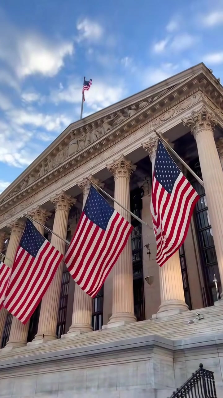 Bandiere americane che sventolano sulla facciata della Borsa di New York