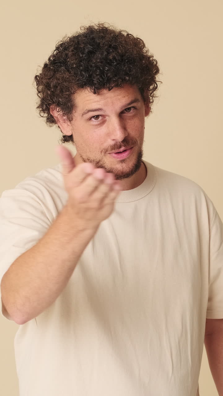 Uomo che manda un bacio e gesticola sorridendo