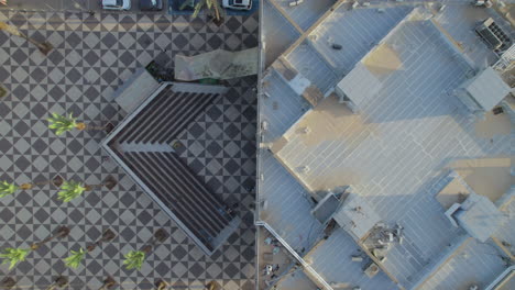 vista de arriba hacia abajo del antiguo ayuntamiento de bat yam y la plaza pública a su alrededor, el edificio construido entre 1960-1963 y estaba expuesto a la costa