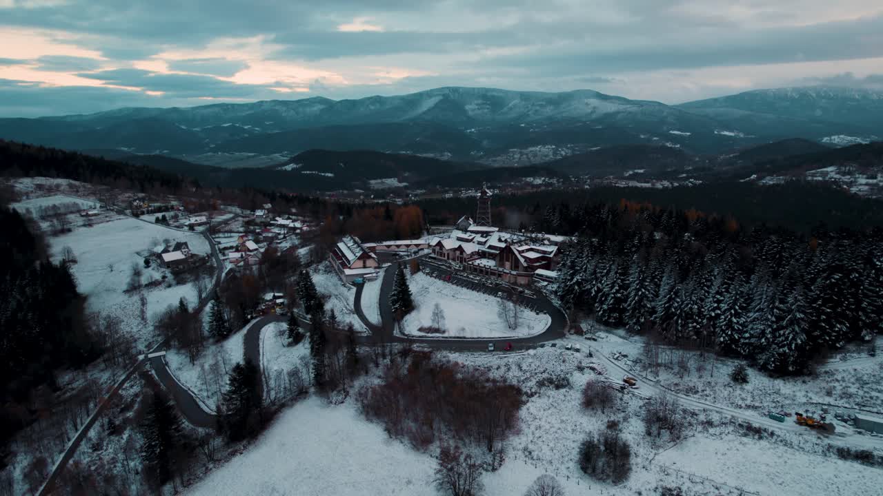 estación de esquí en las montañas durante la temporada de invierno