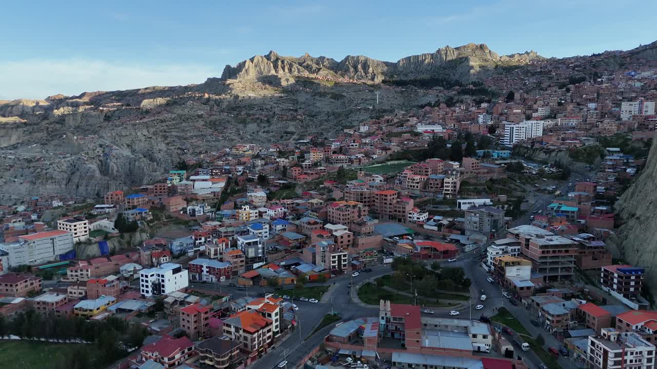 vista aérea de drones de la ciudad capital de bolivia, la paz, américa del sur