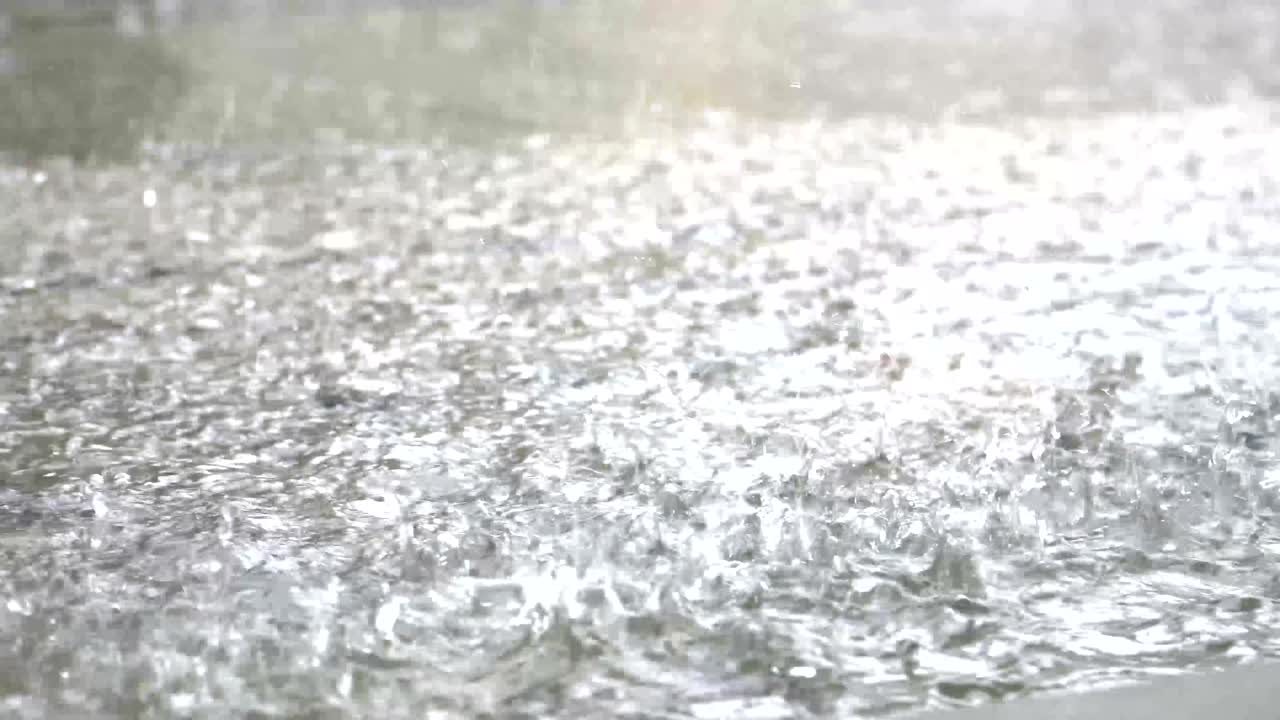 표면에 파동 효과를 가진 표면에 비가 내리는 것
