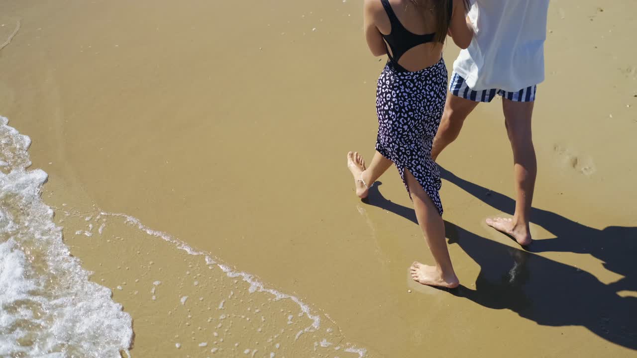feliz pareja romántica disfrutando de un relajante paseo por la playa, estilo de vida de vacaciones de viaje