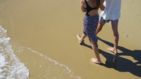 Feliz-Pareja-Romántica-Disfrutando-De-Un-Relajante-Paseo-Por-La-Playa,-Estilo-De-Vida-De-Vacaciones-De-Viaje