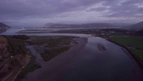 Straßenbrücke-überspannt-Die-Mündung-Des-Spanischen-Flusses-Ria-Wattenmeer-Abenddämmerung-Stimmungsvolle-Antenne