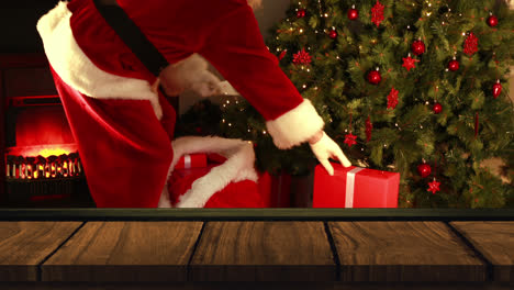primer plano de madera con santa trayendo regalos al árbol de navidad
