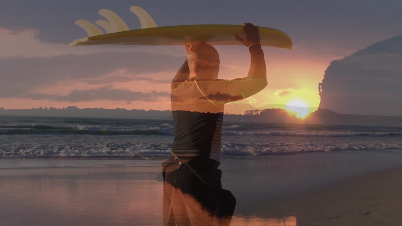 анимация заката над афроамериканцем, держащим доску для серфинга и гуляющим по пляжу.