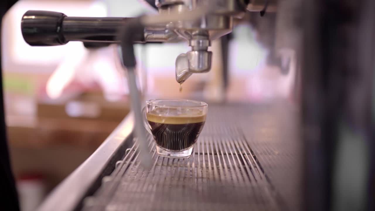 익명의 바리스타가 뜨거운 에스프레소를 만들고 있습니다.