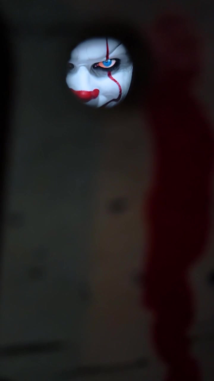 New York, USA, 15 marzo 2026: Silhouette astratta rossa di persona contro una parete scura. Interno buio con una luce rossa che illumina una silhouette umana e una fonte di luce circolare.